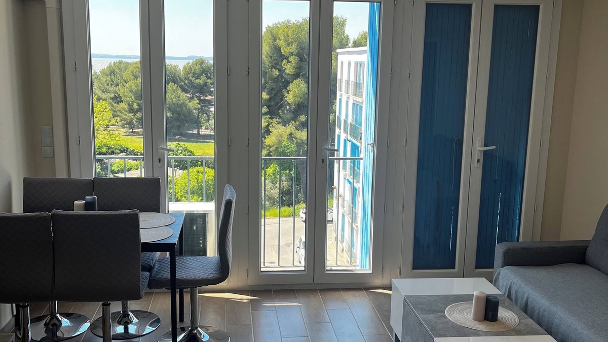 Vitrolles Apartment | Luminous apartment with view of the lake - Refurbished, close to the airport (sleeps 6)