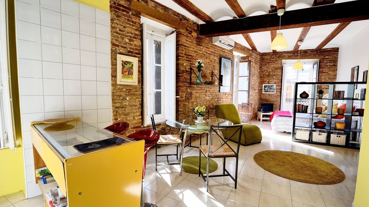 Morvedre Apartment | Luminous studio: On-St FREE parking/Carmen-440m/Wi-Fi/Metro-tram-280m/Lidl-350m.