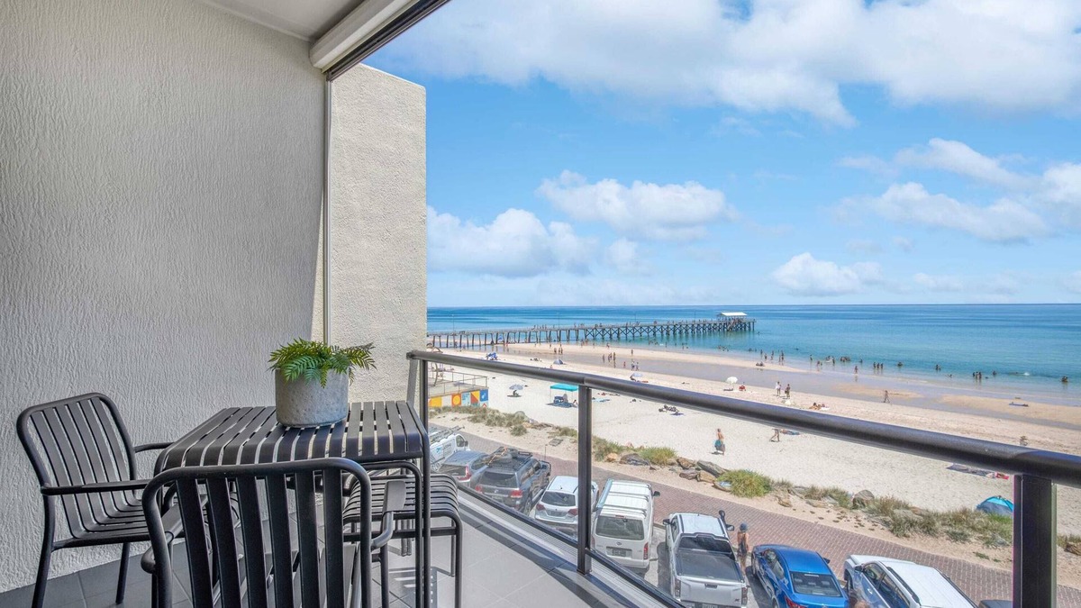 Henley Beach Apartment | Luna's Lookout: Oceanfront, Henley Beach