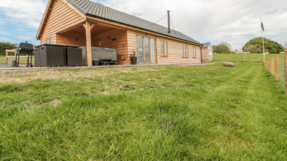 Builth Wells House | LUNDY LODGE - BEGWYNS VIEW, pet friendly, with hot tub in Hay-On-Wye