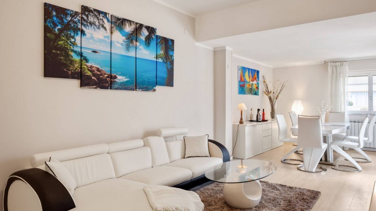 Luni Mare Apartment | Luni Mare Bright Terrace Flat With Parking