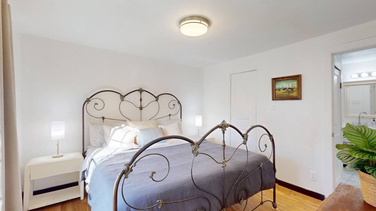 Universal City House | Lupita’s Casita Cozy, Spacious Yard, Sleeps 10, Pets OK, Fire Pit & Patio