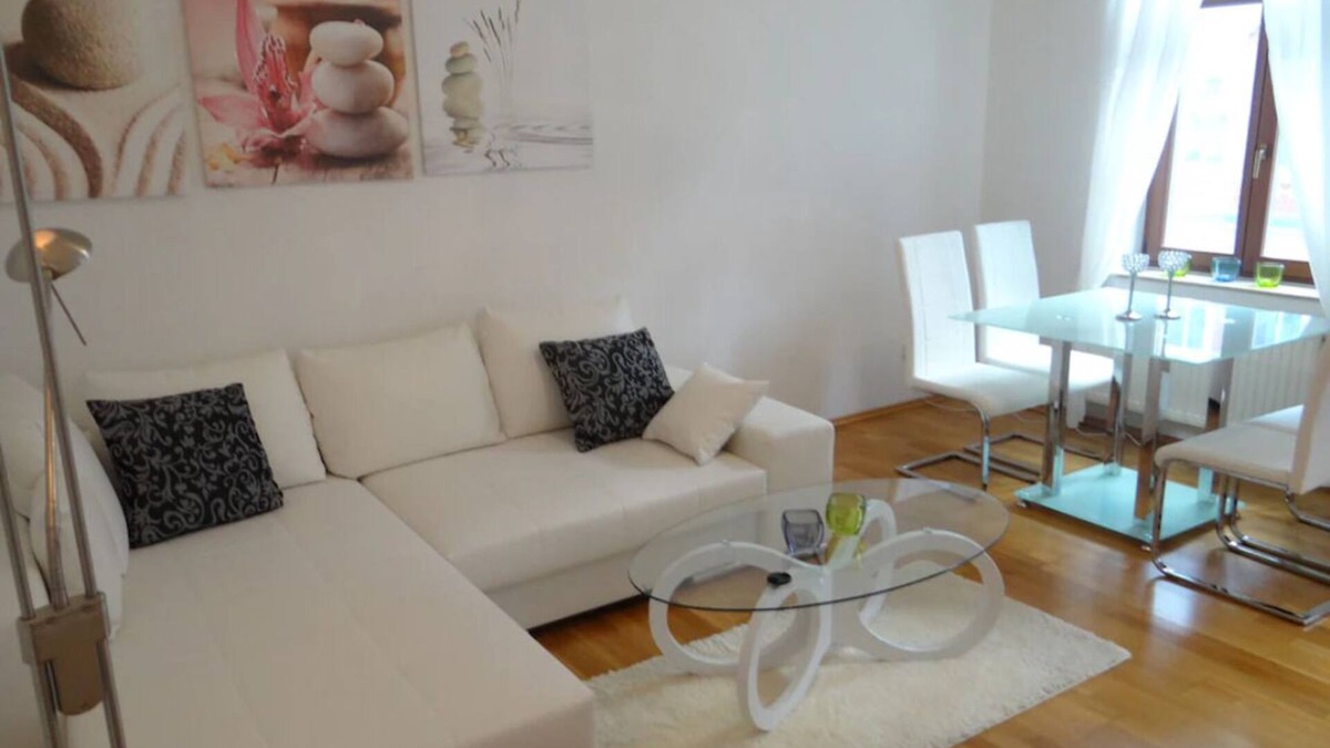 Altlindenau Apartment | Luppesuite - in a listed Wilhelminian style building near the city center