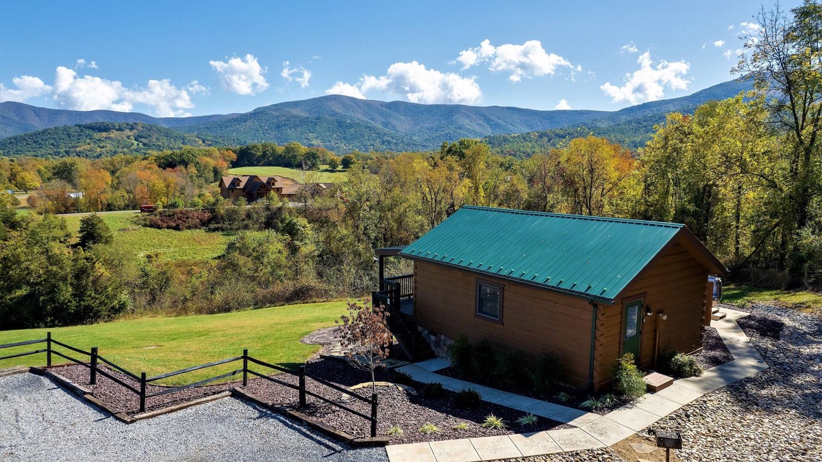 Stanley Cabin | LURAY Couples Mountain Log Cabin #10 Fireplace Hot Tub Near Shenandoah Park