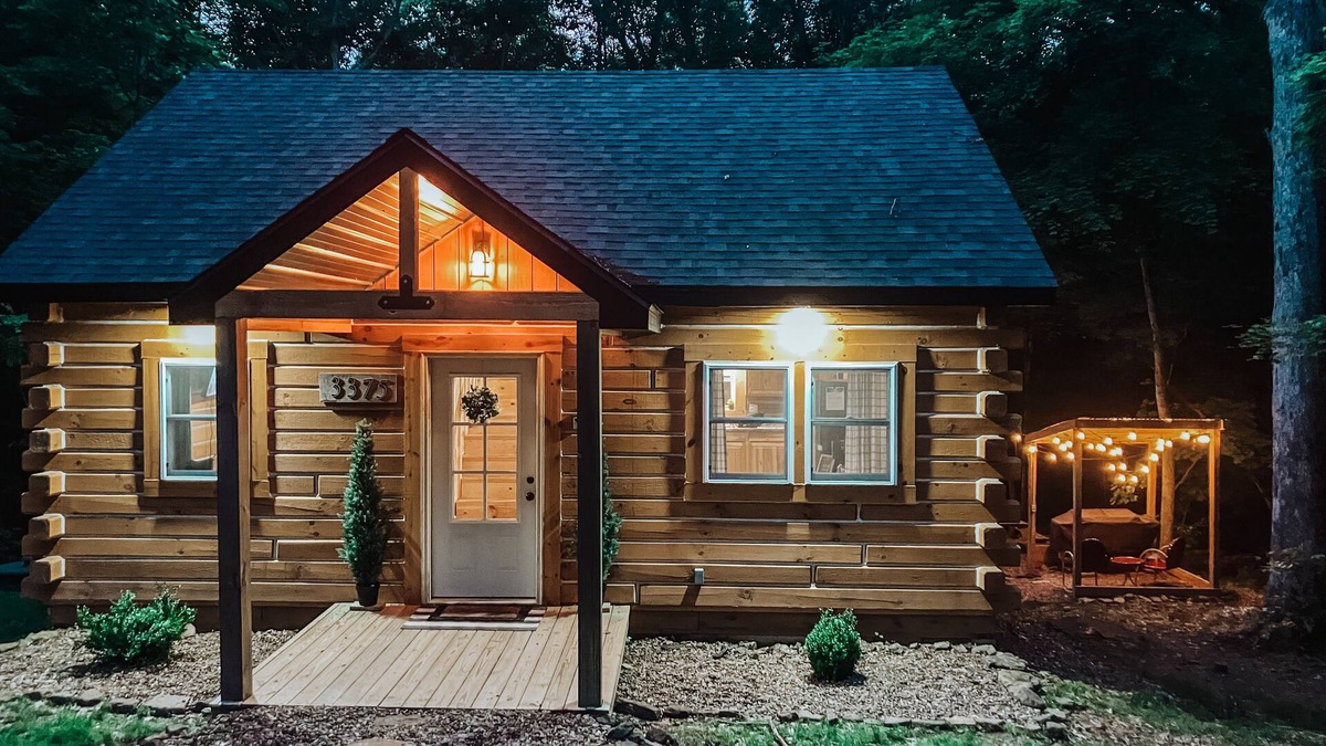 Birdseye Cabin | Lured to the Lake Cabin near Patoka - Hot tub and Creek!