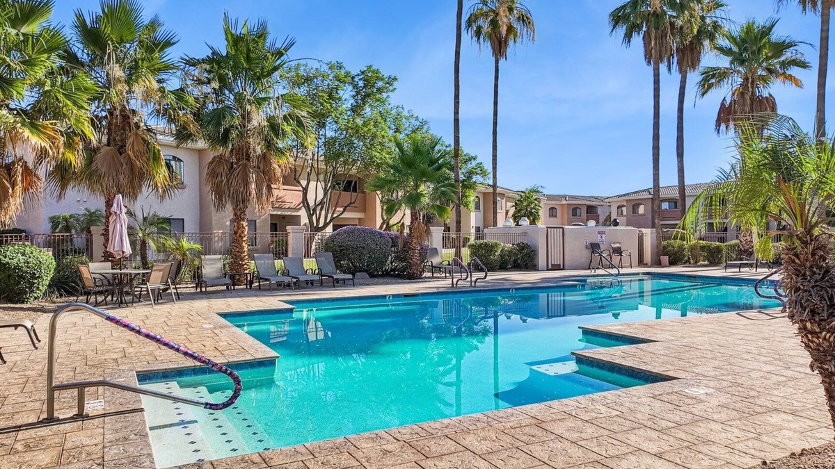 Villa De Paz Condo | Lush 2-bedroom condo w/WiFi, AC, gym, near State Farm Arena, Shopping and more!