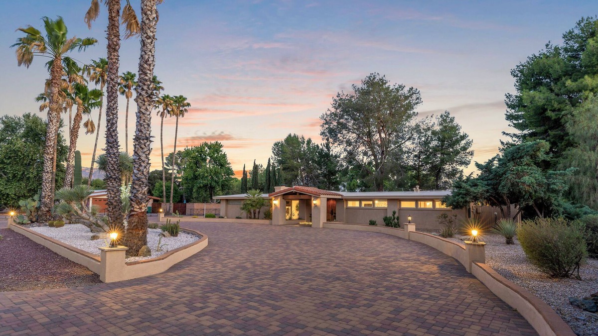 Forty Niners' Guest Ranch Estates House | Lush Desert Ranch Home On Golf Course With Shared Pool, Gym & Onsite Restaurant
