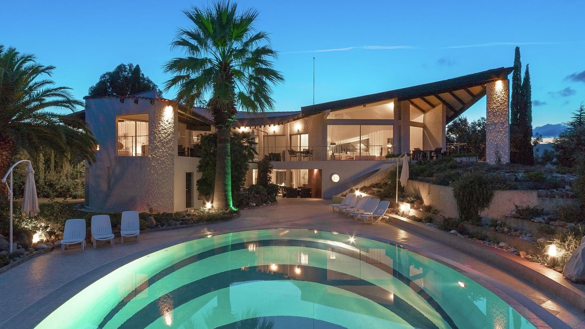 Mandelieu-La-Napoule Villa | Lush designed villa with sea views