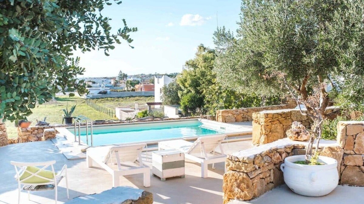 Torricella Peligna Villa | Lush Garden Villa Few Steps Away From Sea