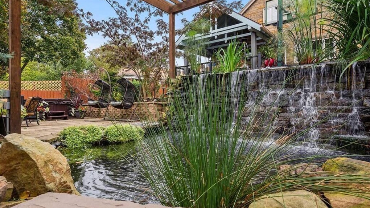 Brighton Heights House | *LUSH RETREAT*HotTub-Fire Pit-PetFriendly-Koi Pond