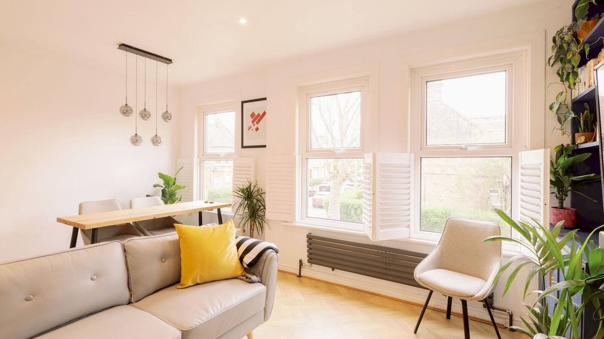 High Street Apartment | Lush Retreat with Garden