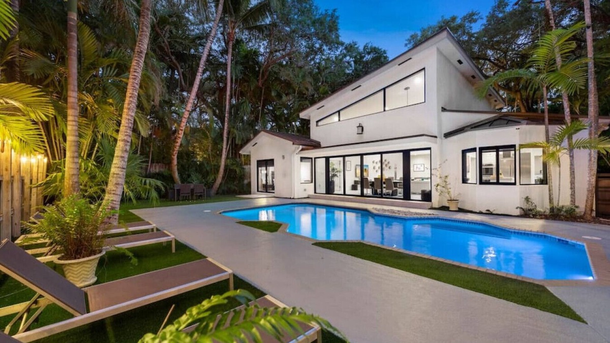 Northeast Coconut Grove House | Lush Villa with heated Pool sleeps 13, Location!