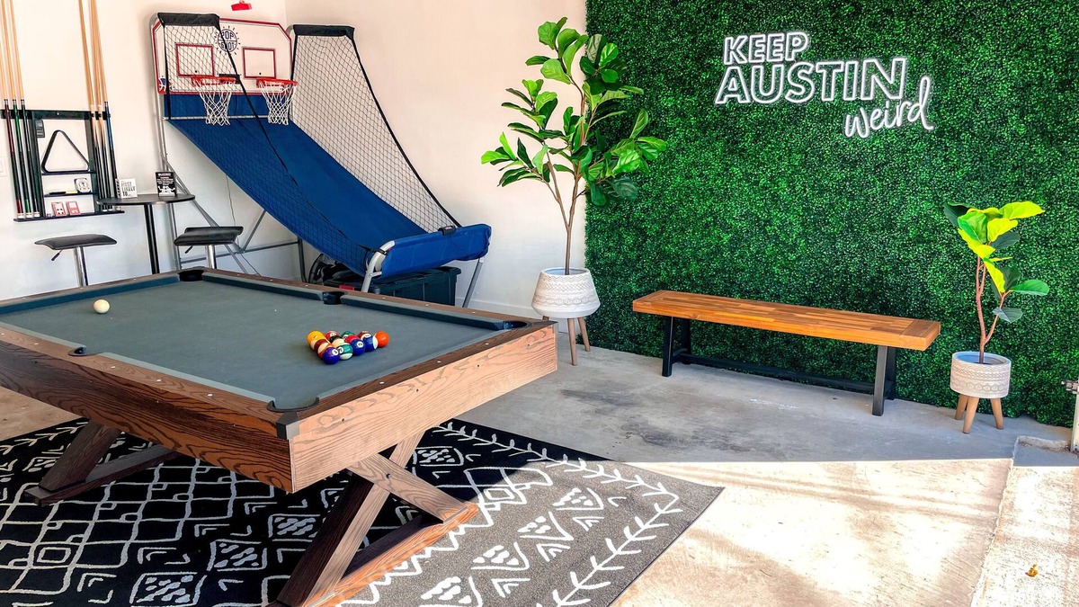 East MLK House | Lux 10 Bed Bach Pad 10mins DT Hot Tub Arcade