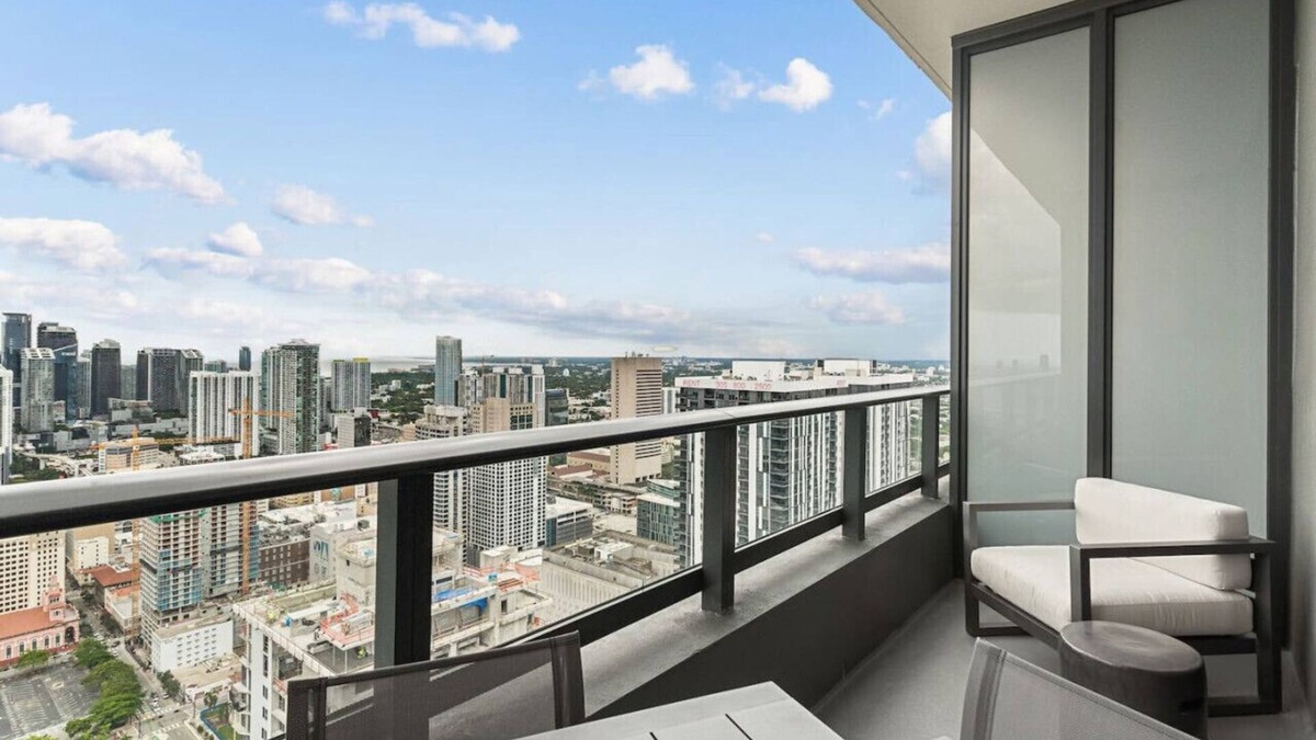 Downtown Miami Apartment | Lux 48th Floor Penthouse| Water views, Pool, Gym & Spa