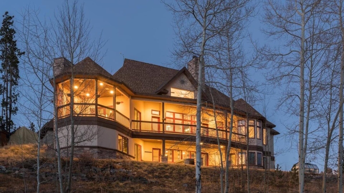 Fraser House | Lux 8000 SQ Ft, 9 BDR, 15 Beds, Hot Tub, Large Groups!