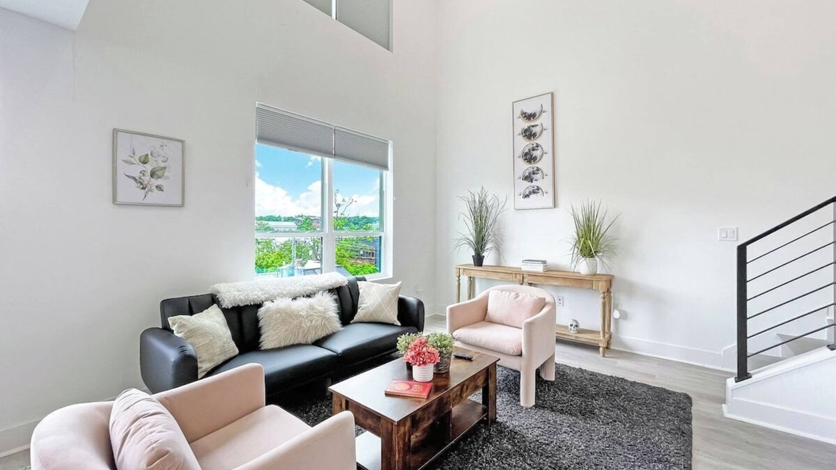 Brookland Bed & Breakfast | LUX Brookland Penthouse | RoofDeck | Skyline View
