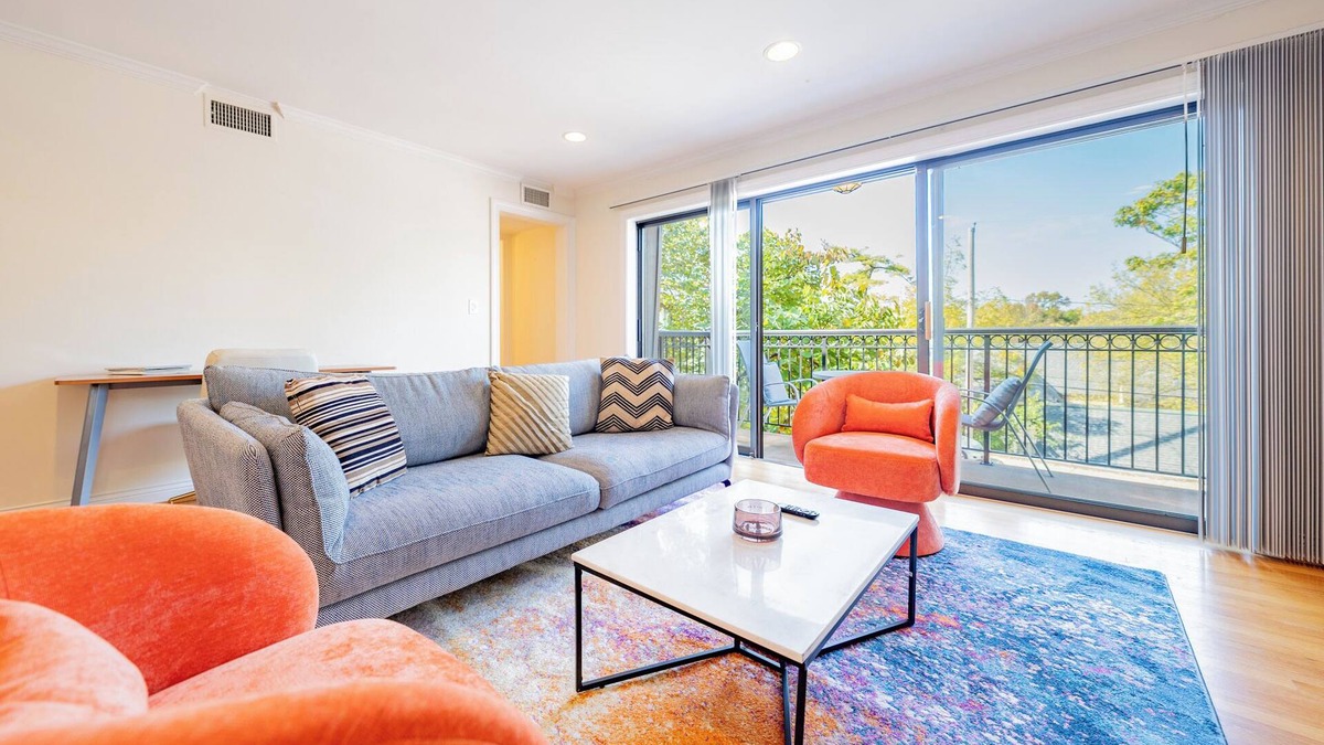 Central Hyde Park Condo | Lux Condo w POOL & Parking