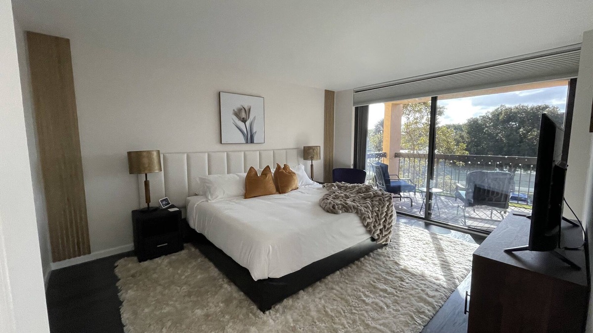 Delray Beach Condo | Lux King Bed Suite, Modern Condo Delray Beach. DRClub - 40% Off Fall & Holidays