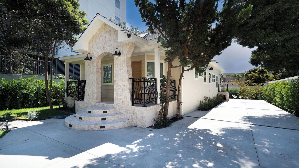 Hollywood House | LUX Marvelous 4-bedroom house in Los Angeles with Private Gate and Patio
