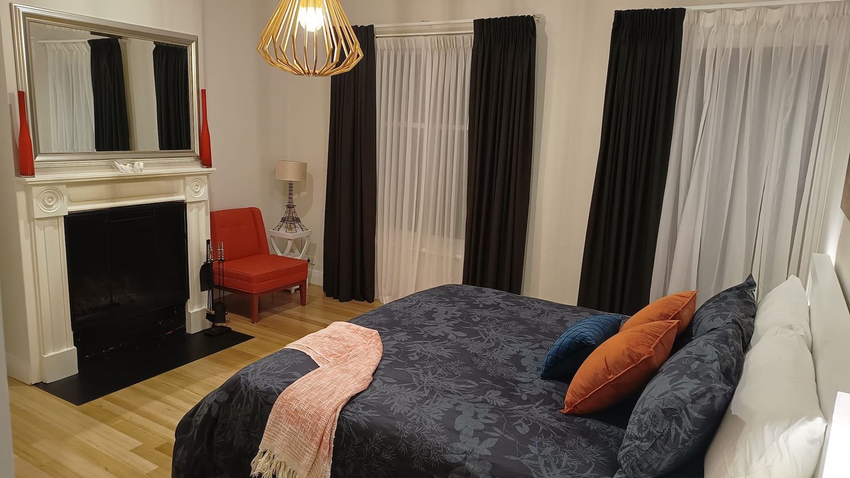 Strathalbyn Cottage | Lux Modern Minimalist Getaway, King, Open Fire, River Access/Views in Township.