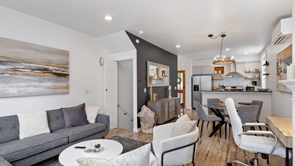 Eastlake House | Lux Modern Townhome – Parking + Patio + Pets Easy Seattle FIFA World Cup Access