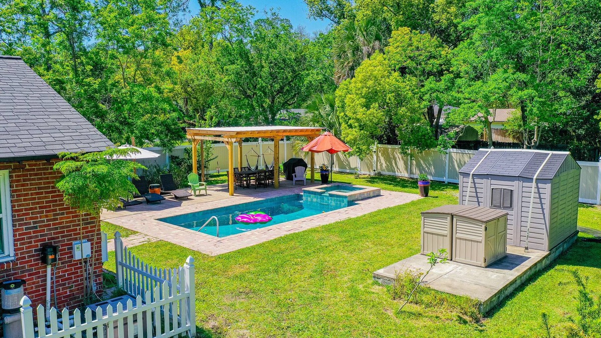 Southbank House | Lux Oasis: Heated Pool, Spa/Hot Tub, and Grill Retreat