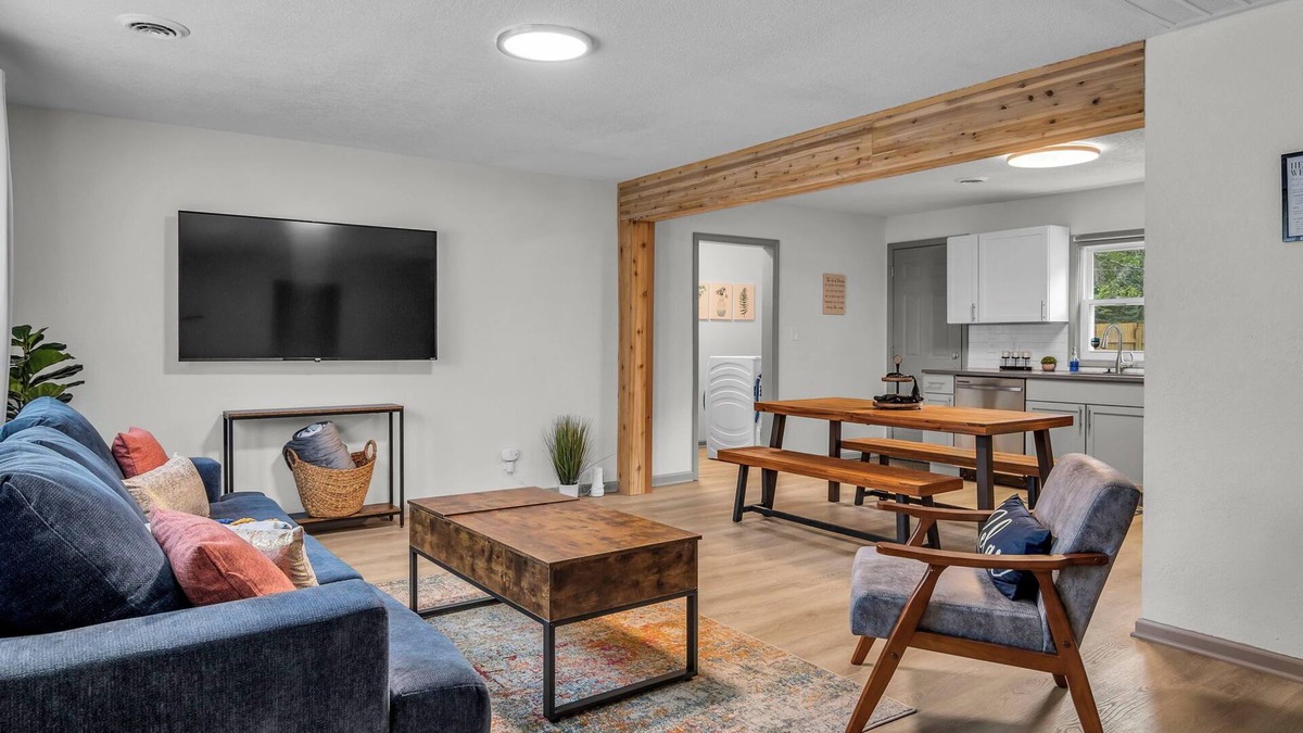 Kansas City House | Lux on a Budget! 20 min to World Cup-Near Nascar/Legends/AmericanRoyal King Bed!