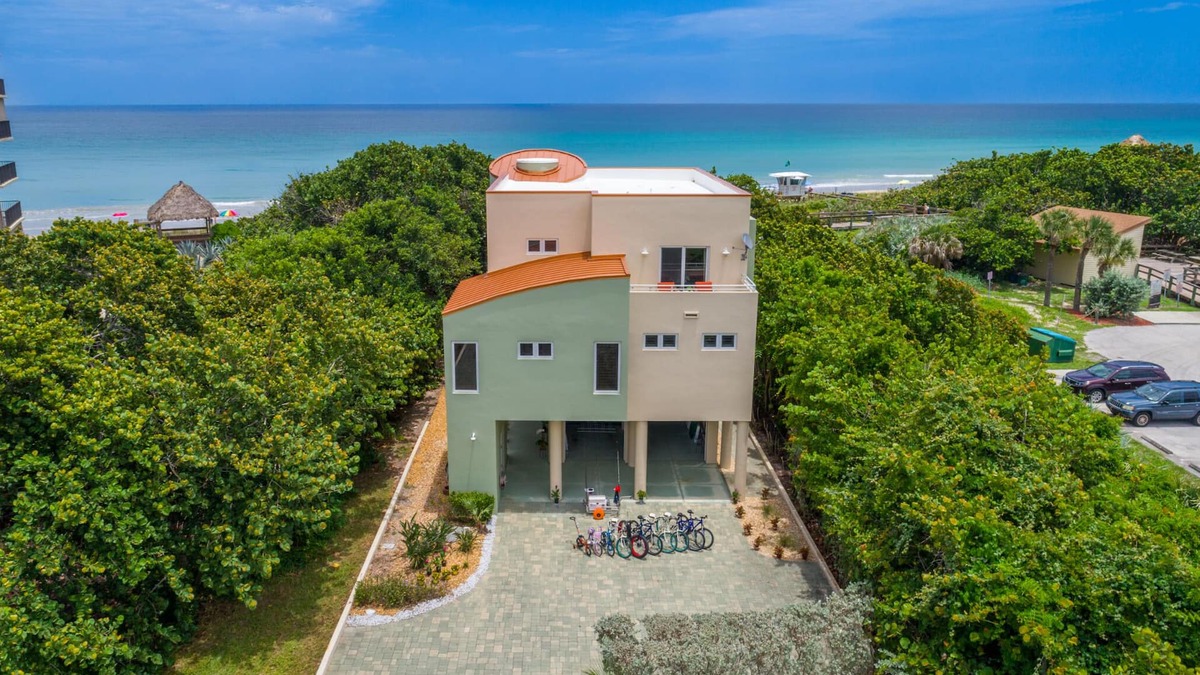 Hutchinson Island South House | Lux Palace ~ON~ beach w/lifeguard! 4 mast.suites, pool, elev. Bedrms <100USD nt