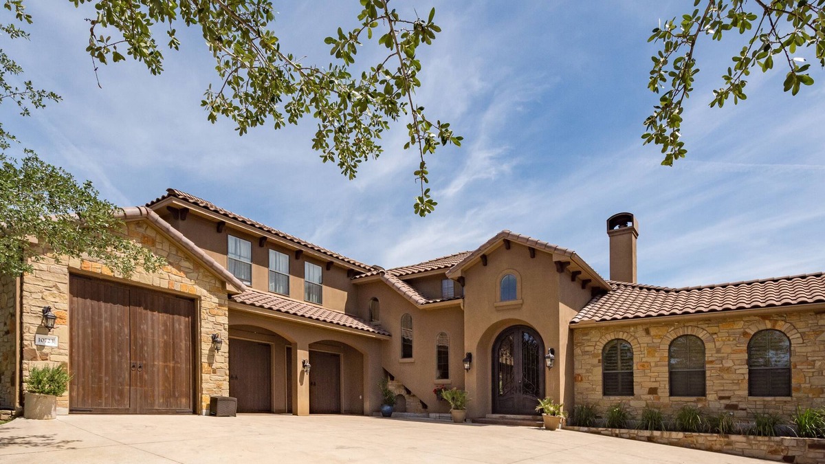 Panoramic Hills House | Lux Retreat 3600SqFt on 11Acres, Pool, 5min to Lake Travis,Theatre room, wet bar