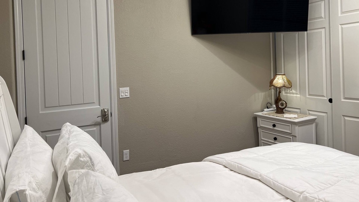 Brentwood House | Lux Room & steam bathroom