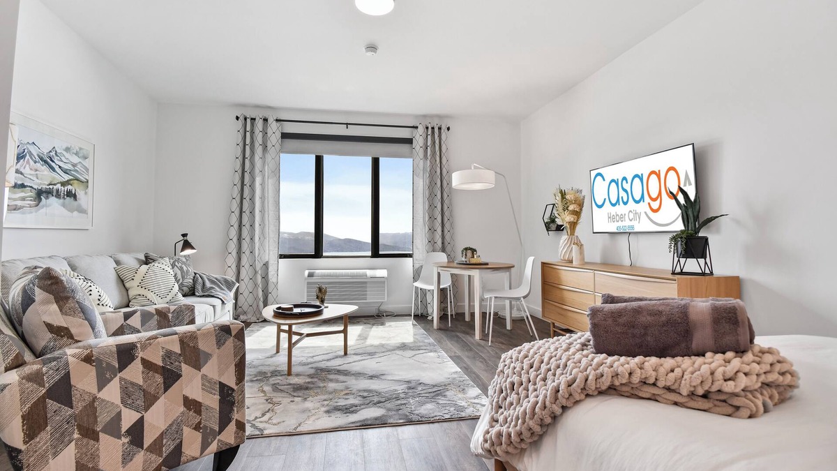 Deer Valley Apartment | Lux, Sleeps 4, king bed, hot tub, views, gym
