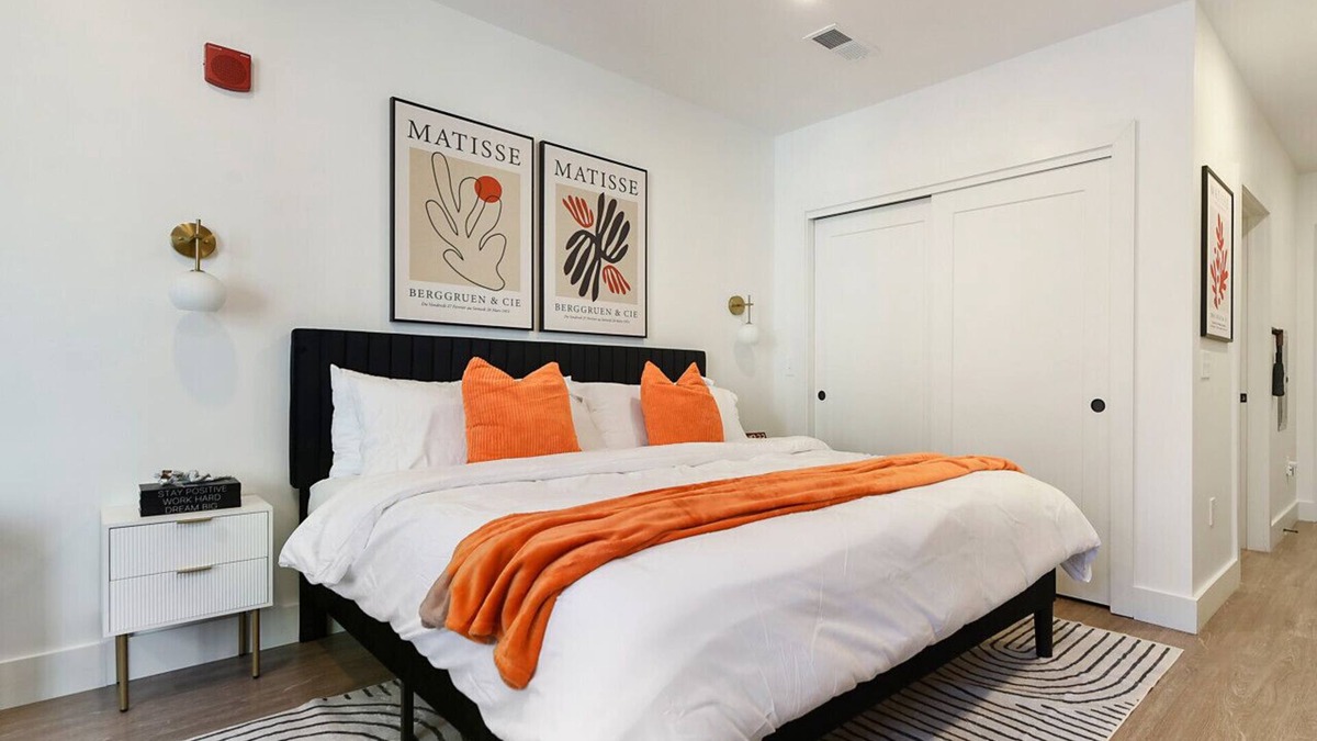 East Liberty Apartment | LUX - Studio + King Bed + Gym + Free Parking