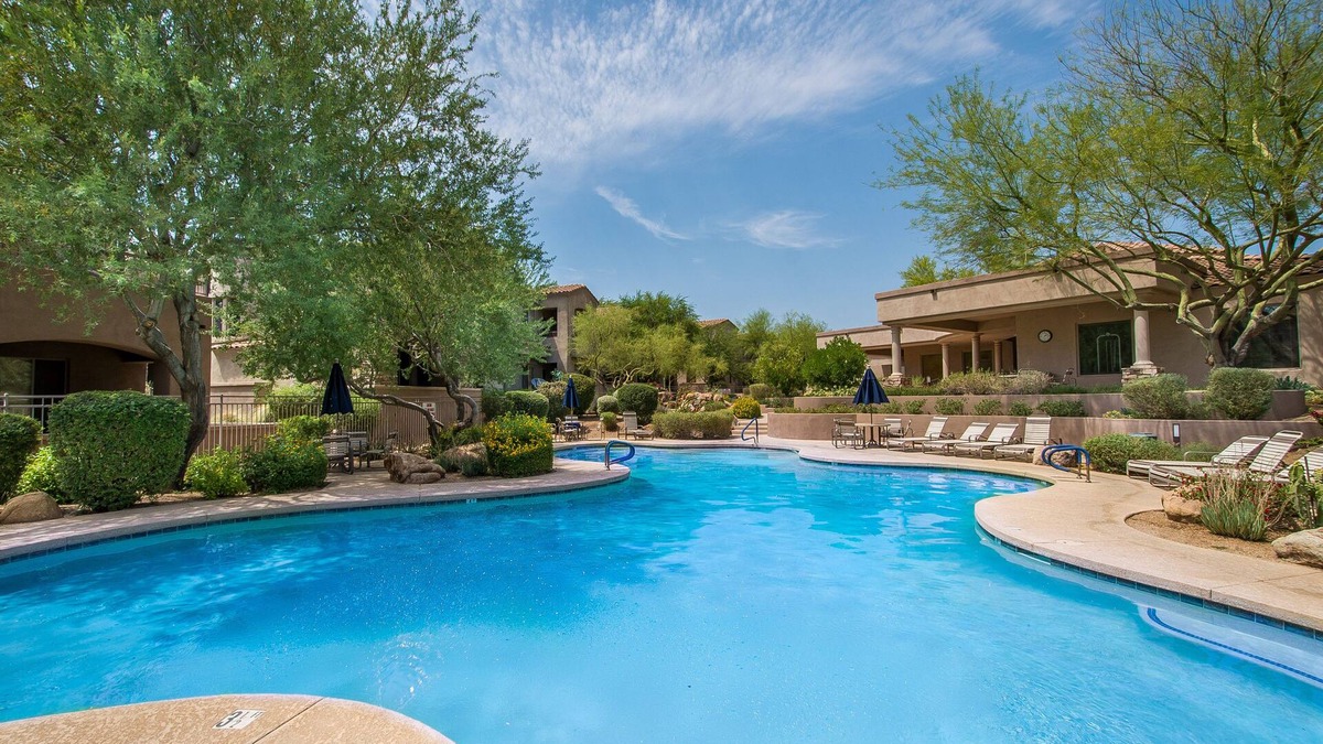Talon Retreat House | Lux townhome in Tesoro at Grayhawk - WALK to grocery/coffee/restaurants!