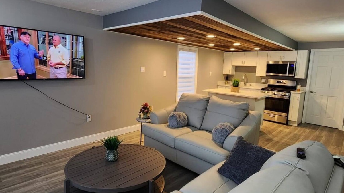 Utica Apartment | Lux Utica Retreat