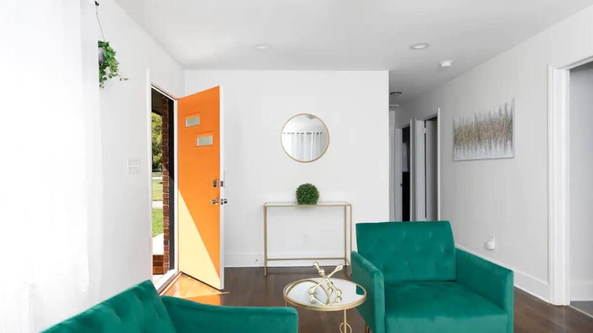 Charlotte House | Lux Velvet 8 mins from Downtown Large Backyard.