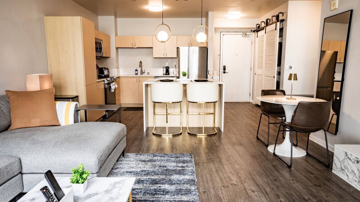 Financial District Apartment | Luxe 1BR DTLA Stay w/Gym, Workplace and Fast WIFI