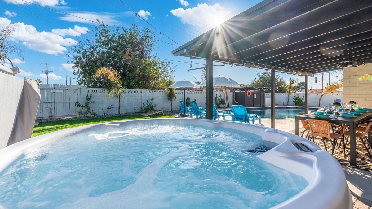 Village Grove House | Luxe 2 BR House, FREE Heated Pool, Hot Tub, 5min Old Town, 15min Barrett Jackson