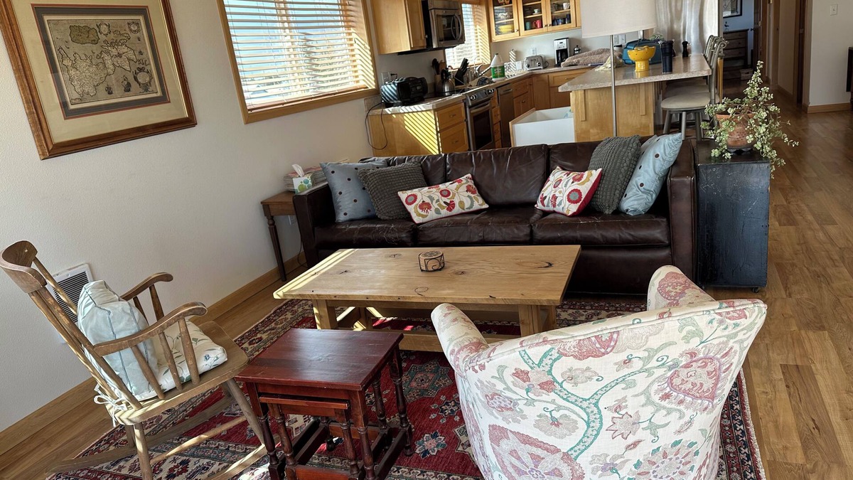 Alfalfa Apartment | Luxe 2-BR Loft apt. on a Flower Farm in fabulous Bend with AC, WiFi, etc.!
