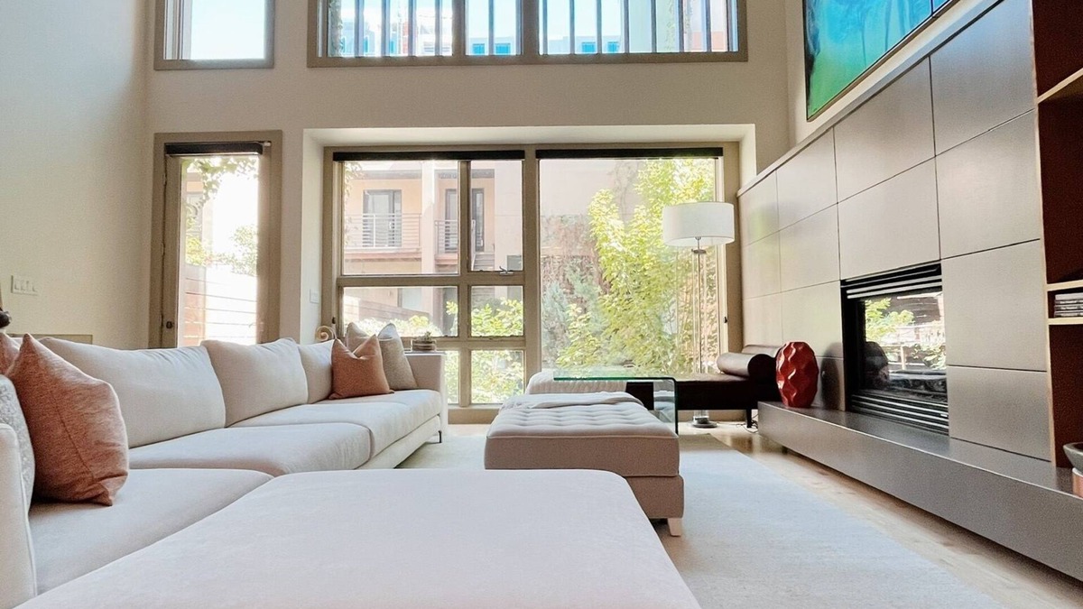 Civic Center House | Luxe 4 Bed/5bath w/parking. Walk to Capitol, Convention Center, museums & shops!