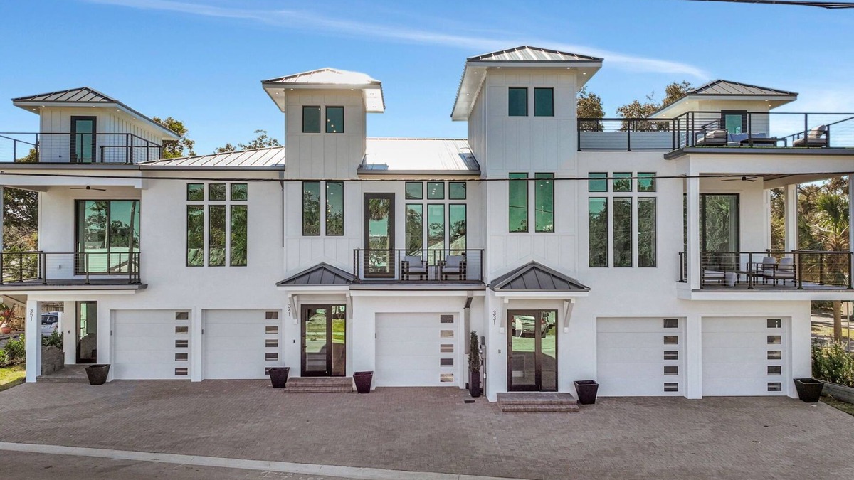Dunedin House | Luxe 7BR, Rooftop + 2 Balconies & Elevator! Downtown/Main St