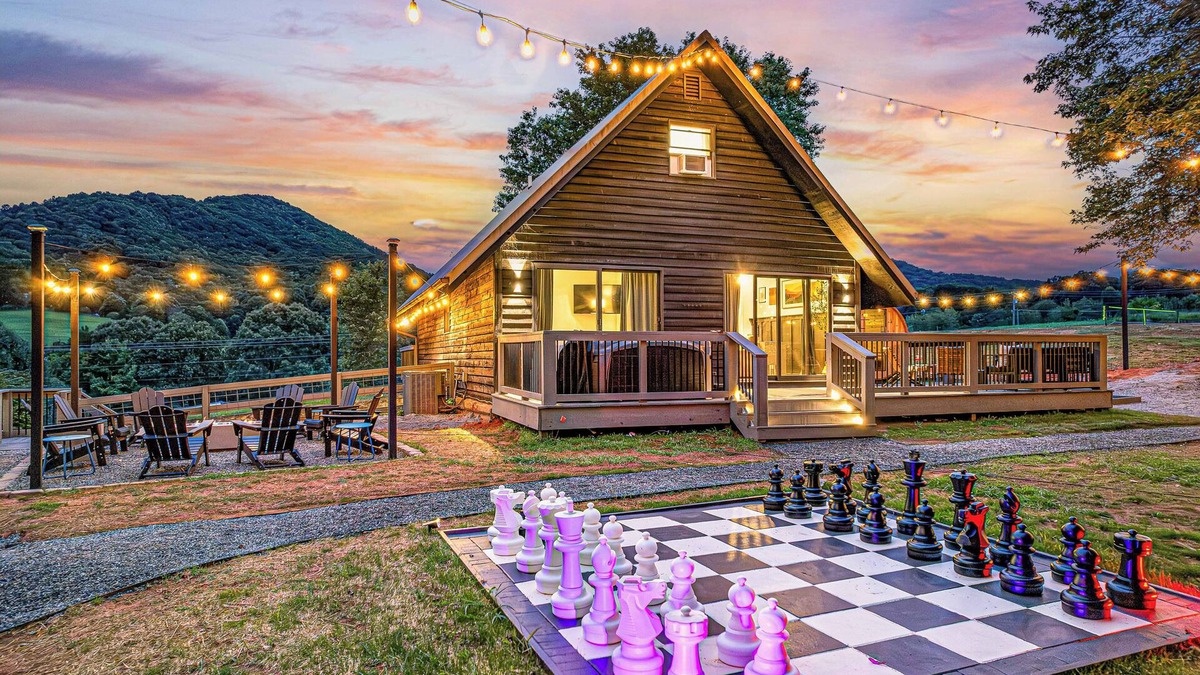 Leicester Cabin | Luxe A-Frame, Stunning Views, Pickleball, Sauna, Mini Golf, Mins to Downtown AVL