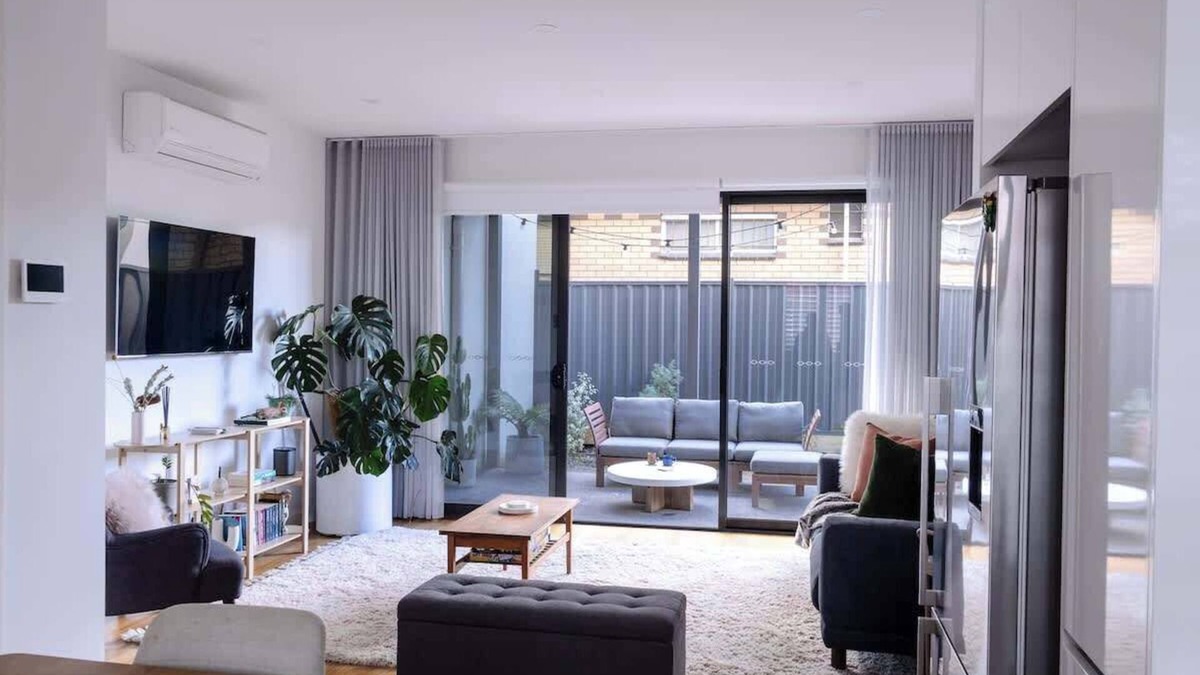 Altona North House | Luxe Altona Haven - Executive 3BR Family Townhouse