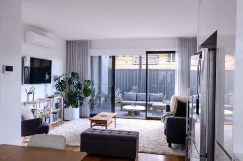 Altona North House | Luxe Altona Haven - Executive 3BR Family Townhouse