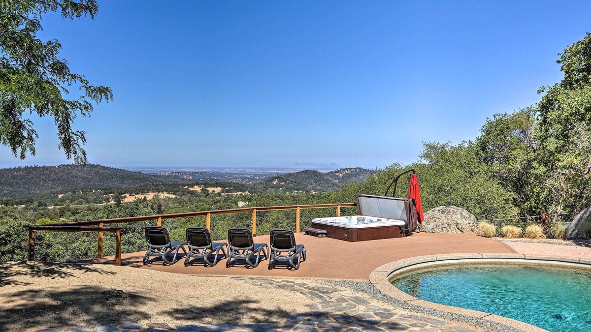 Auburn House | Luxe Auburn Hideaway w/Tennis Court & Views!