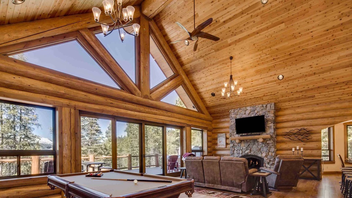 Breckenridge Park Estates Cabin | Luxe Breck Log Cabin w/Hot Tub, Bar & Views!