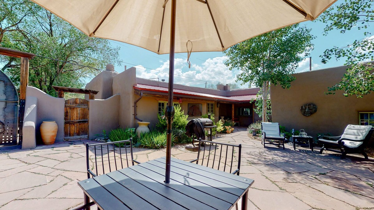Taos House | Luxe Casita - Fireplace, Full Kitchen & Steam Shower - Walk to Eateries, Dogs OK