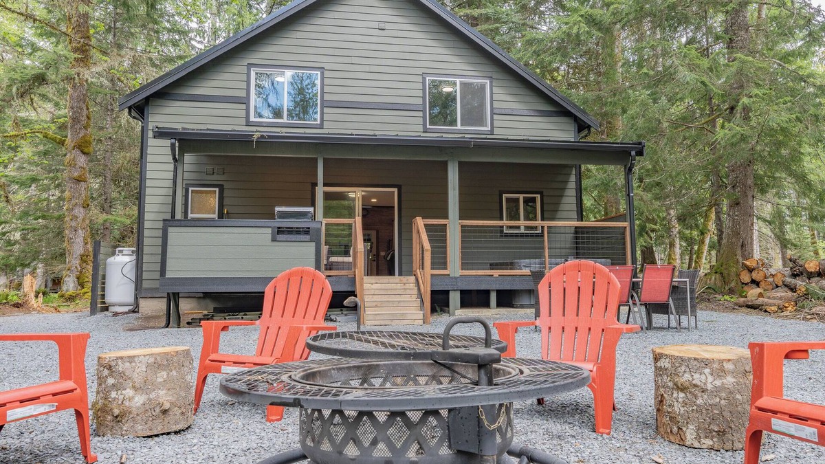 Nisqually Park Cabin | Luxe Chalet @ Rainier Entrance w/Hot-Tub-WiFi-AC