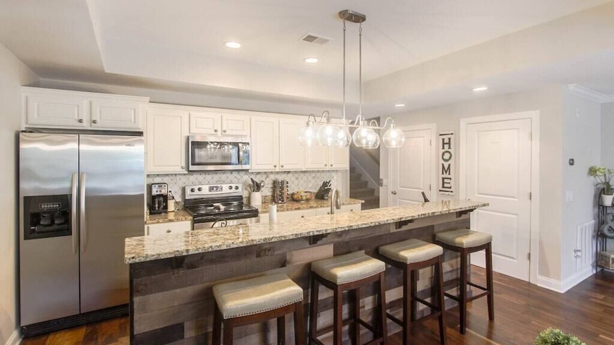 Old Town Bluffton House | Luxe Condo in Old Town Bluffton + Elevator + Walkable to everything!
