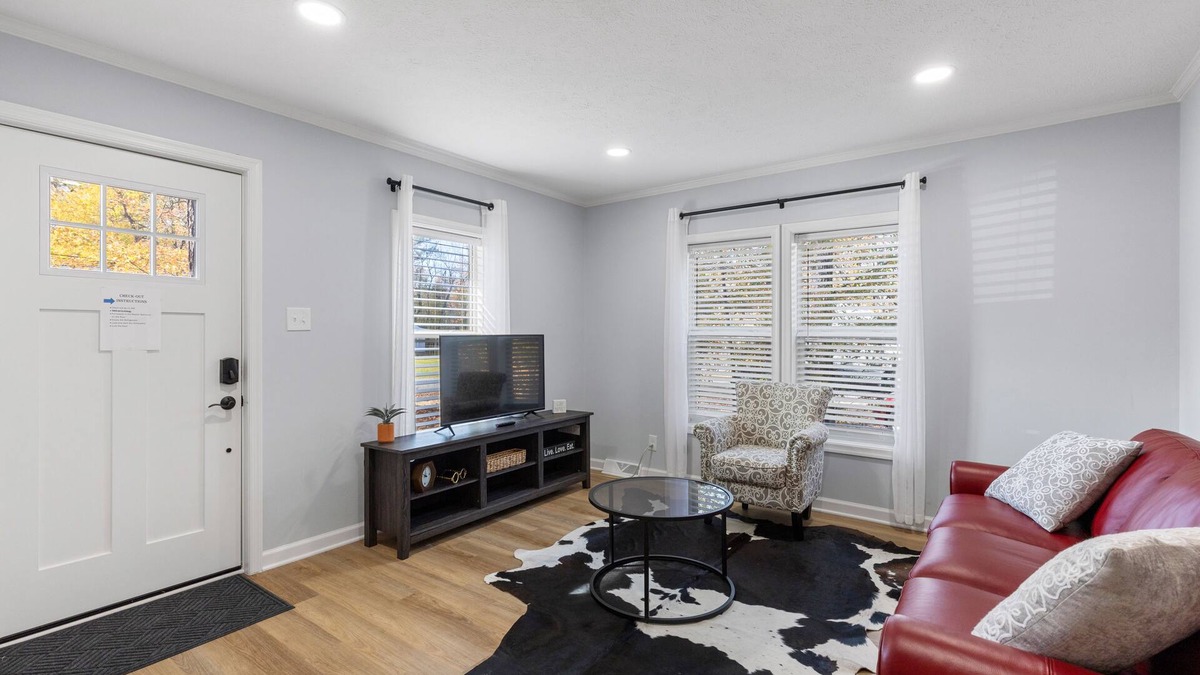 Ettrick House | Luxe Cottage - South ChesterfieldnStylishly renovated, w/large master suite nnn
