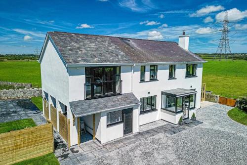 Llangefni House | Luxe Escape with Hot Tub, Games Room and 10 min to Sea